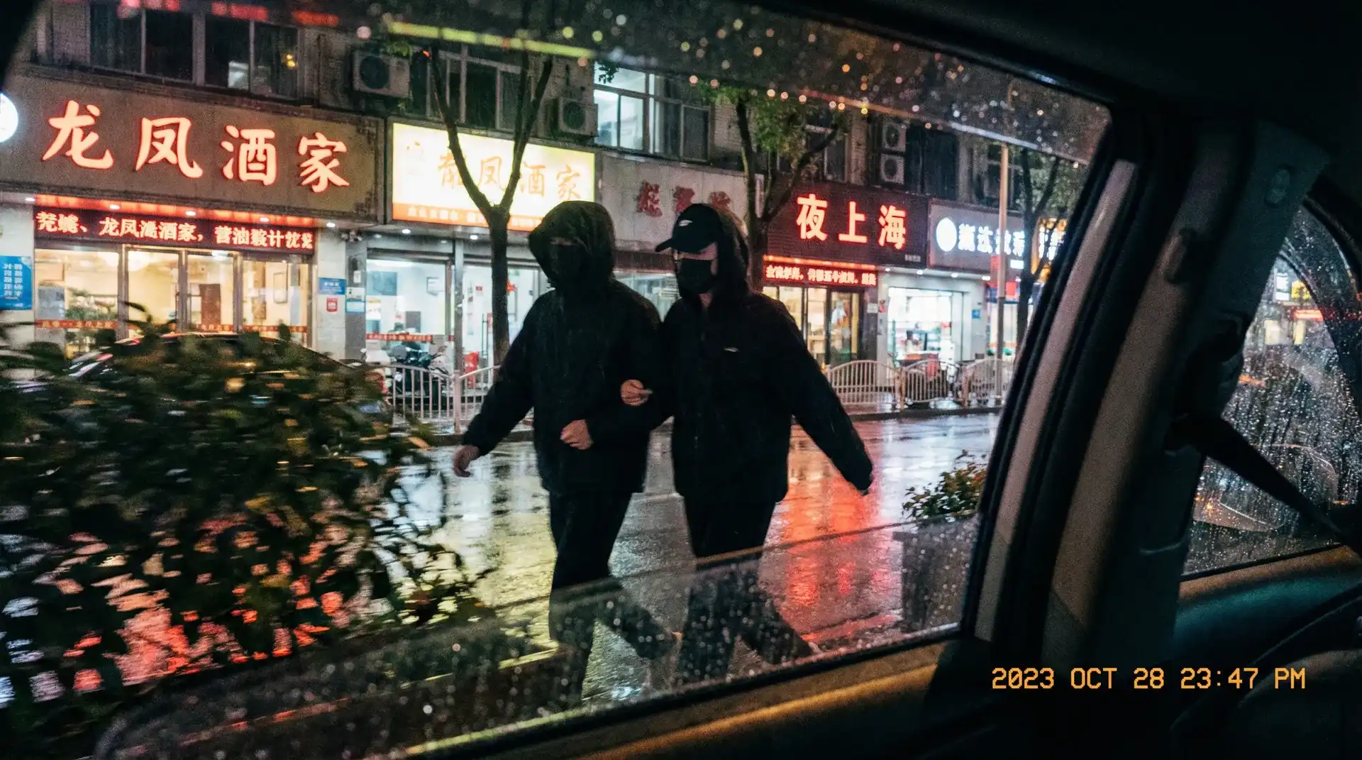云开娱乐 - 顶流明星深夜密会现场抓拍照片